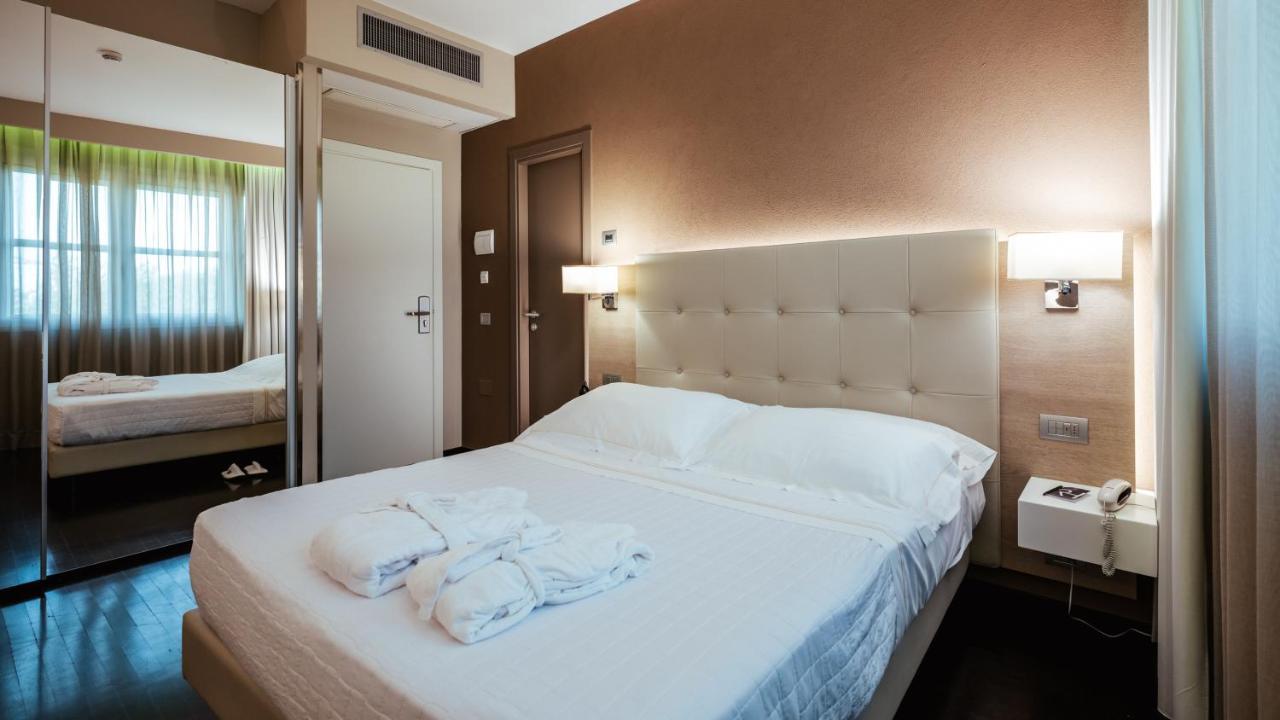 Raffaello Hotel & Mooka Restaurant Senigallia Exterior photo